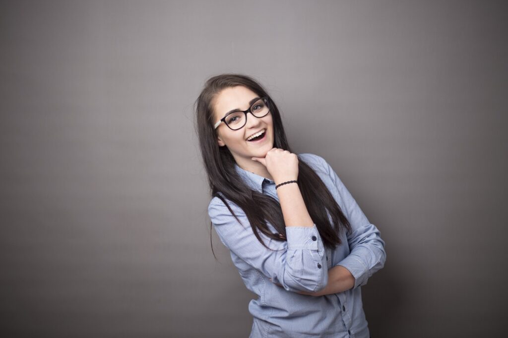 girl, glasses, atelier-4352424.jpg