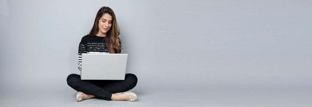 woman, laptop, blogging-3190829.jpg